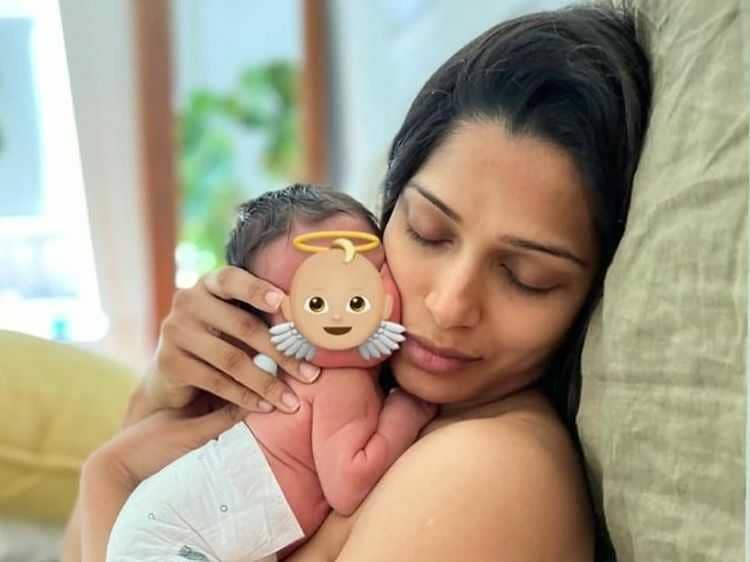 Freida Pinto dan anaknya (instagram.com/freidapinto)