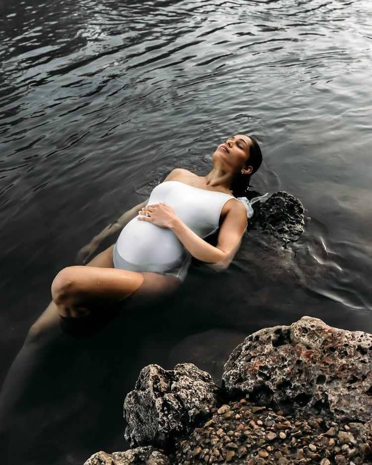 Freida Pinto (instagram.com/freidapinto)