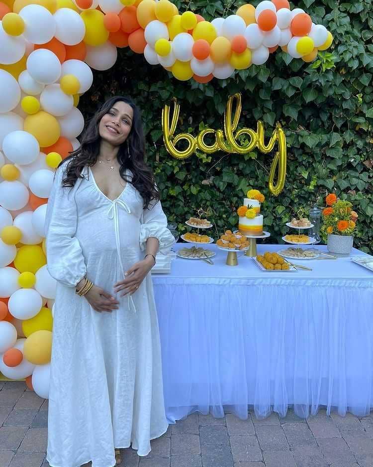 Freida Pinto (instagram.com/freidapinto)