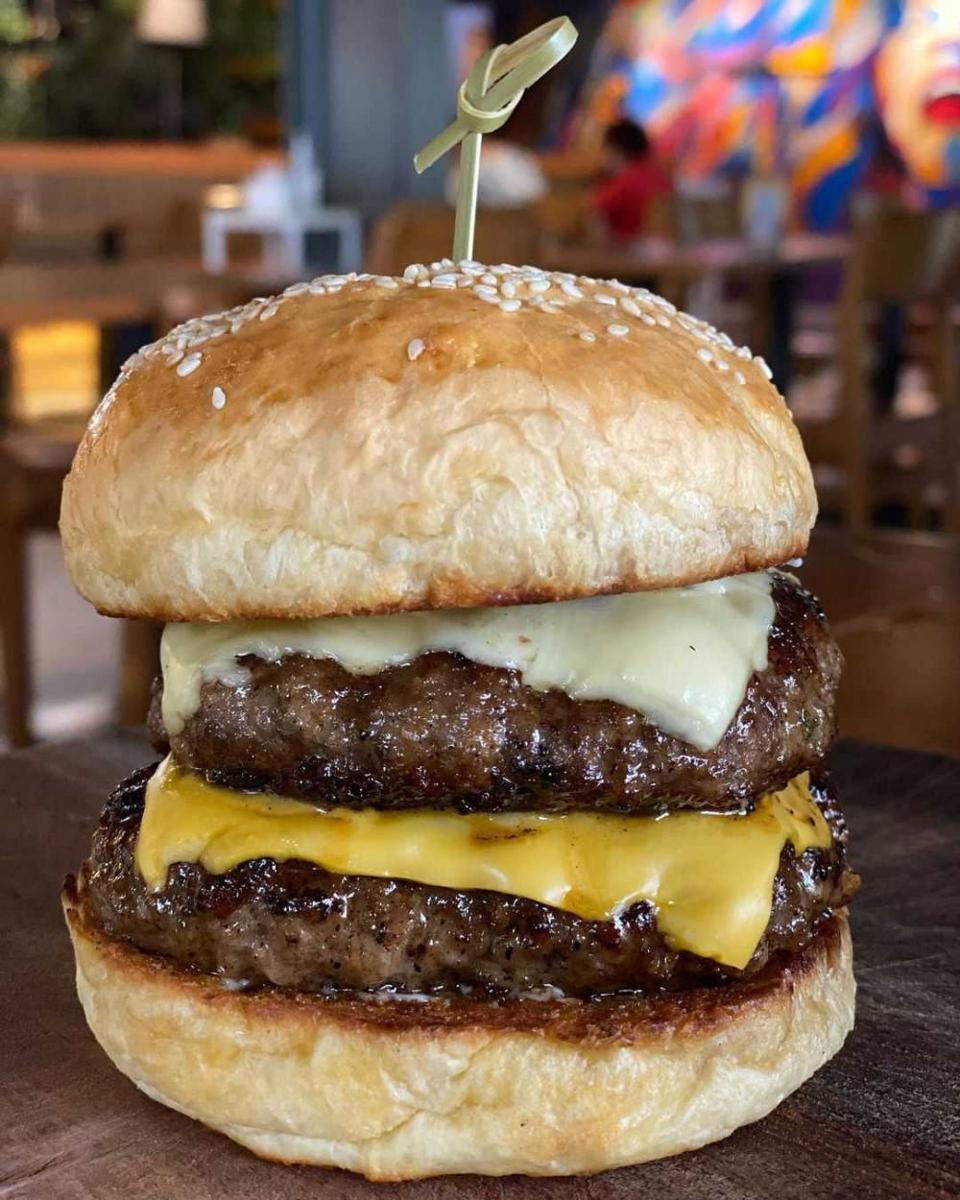 Burger Intro Jazz Bistro Cafe (instagram.com/introjazzbistro)