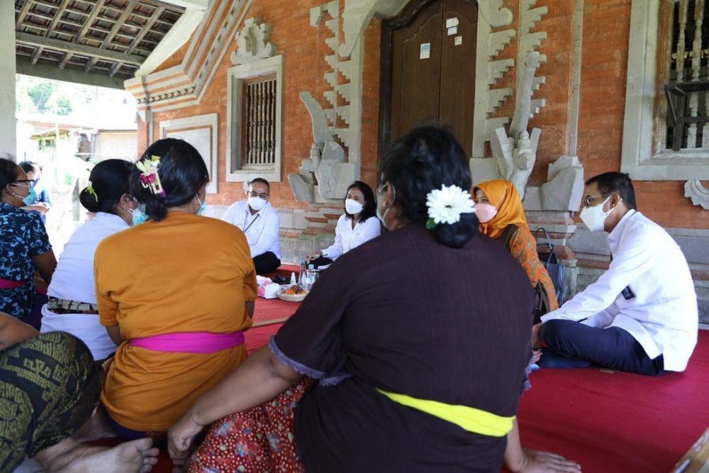 Menteri PPPA Bintang Puspayoga dan Direktur Bisnis PNM, Kindaris mengunjungi  Desa Pikat, Klungkung, Bali, Selasa (23/11/2021). (Dok. PNM)