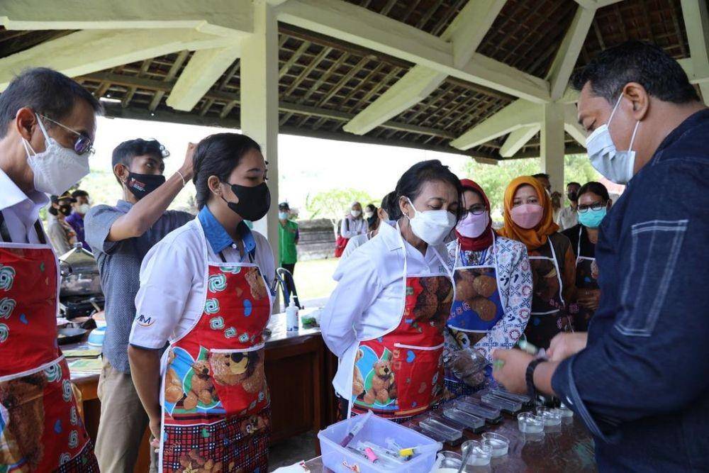 Menteri PPPA Bintang Puspayoga dan Direktur Bisnis PNM, Kindaris mengunjungi  Desa Pikat, Klungkung, Bali, Selasa (23/11/2021). (Dok. PNM)