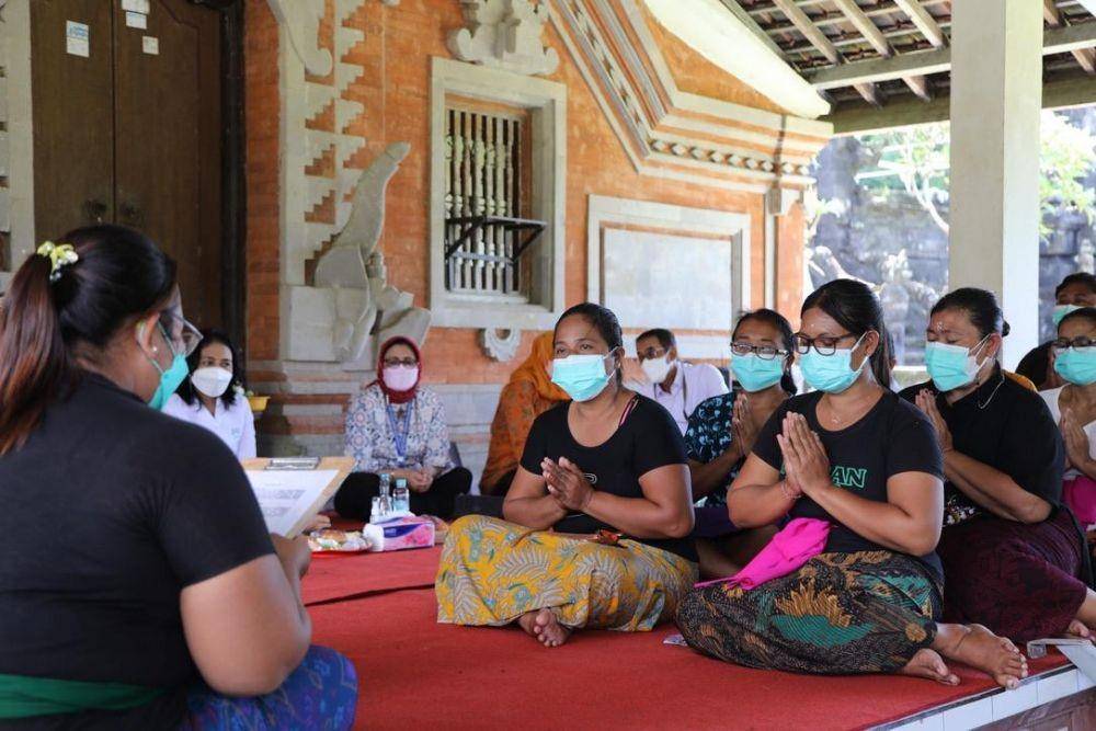 Para ibu-ibu di Desa Pikat, Klungkung, Bali. (Dok. PNM)