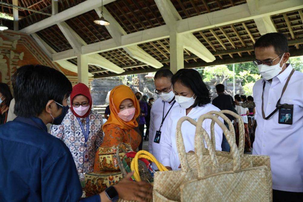 Menteri PPPA Bintang Puspayoga dan Direktur Bisnis PNM, Kindaris mengunjungi  Desa Pikat, Klungkung, Bali, Selasa (23/11/2021). (Dok. PNM)