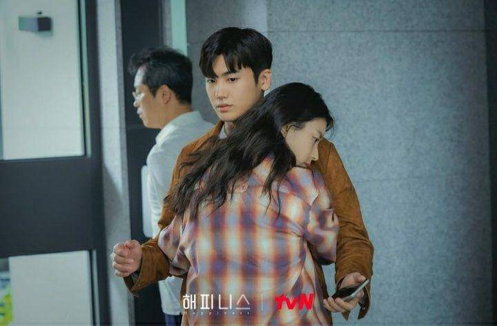Park Hyung Sik dan Han Hyo Joo dalam cuplikan drama korea happiness (instagram.com/tvn_drama)