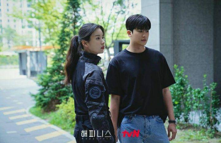 Park Hyung Sik dan Han Hyo Joo dalam cuplikan drama korea happiness (instagram.com/tvn_drama)