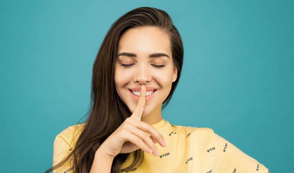 ilustrasi wanita tersenyum (pexels.com/sound on)