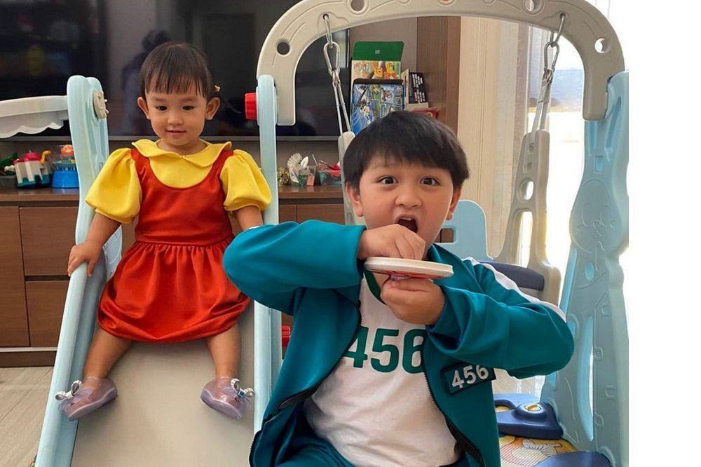 9 Potret Enzo dan Anika, Kedua Anak Augie Fantinus yang Saling Sayang