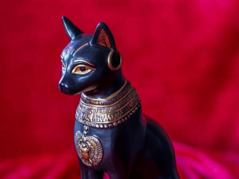 patung dewi Bastet dalam bentuk kucing (pxfuel.com)