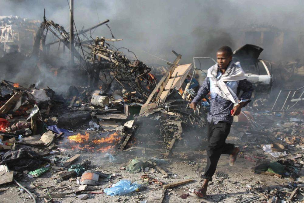 Seorang pria lari dari ledakan besar di depan Hotel Safari di Mogadishu, Somalia. (nbcnews.com/Said Yusuf Warsame/EPA)