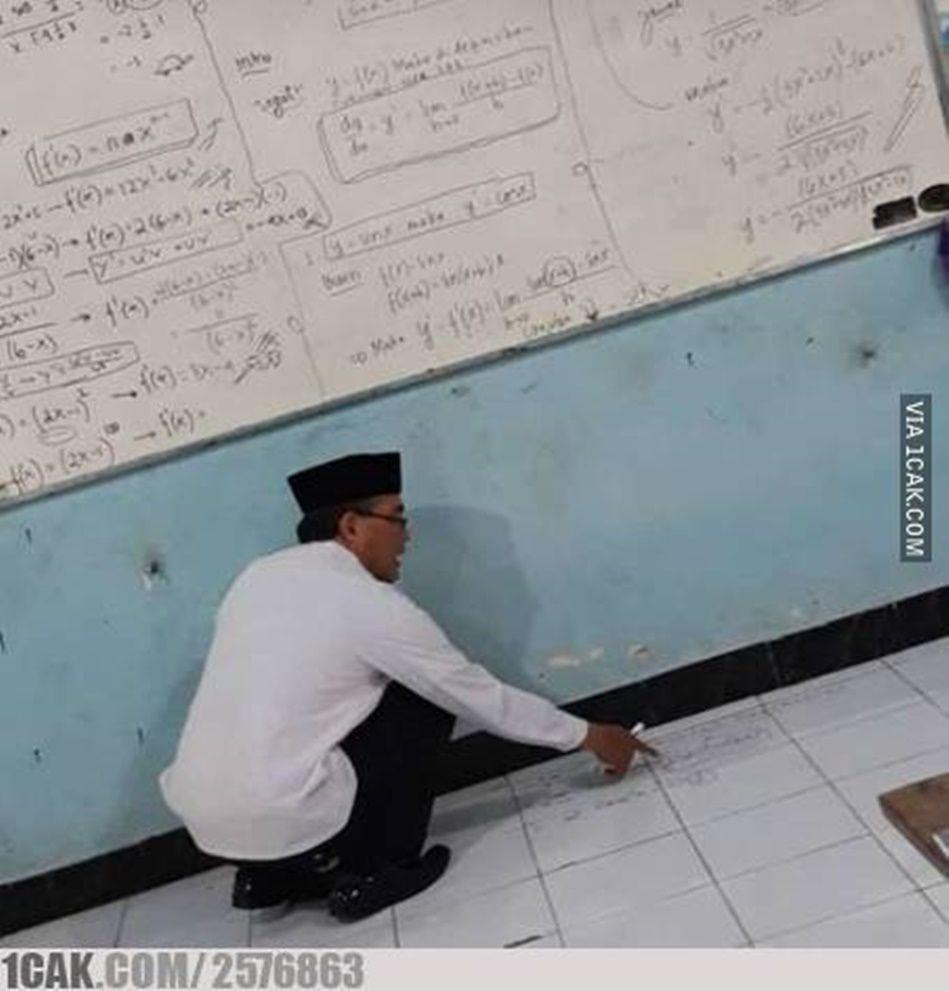 guru nulis di papan tulis (1cak.com)