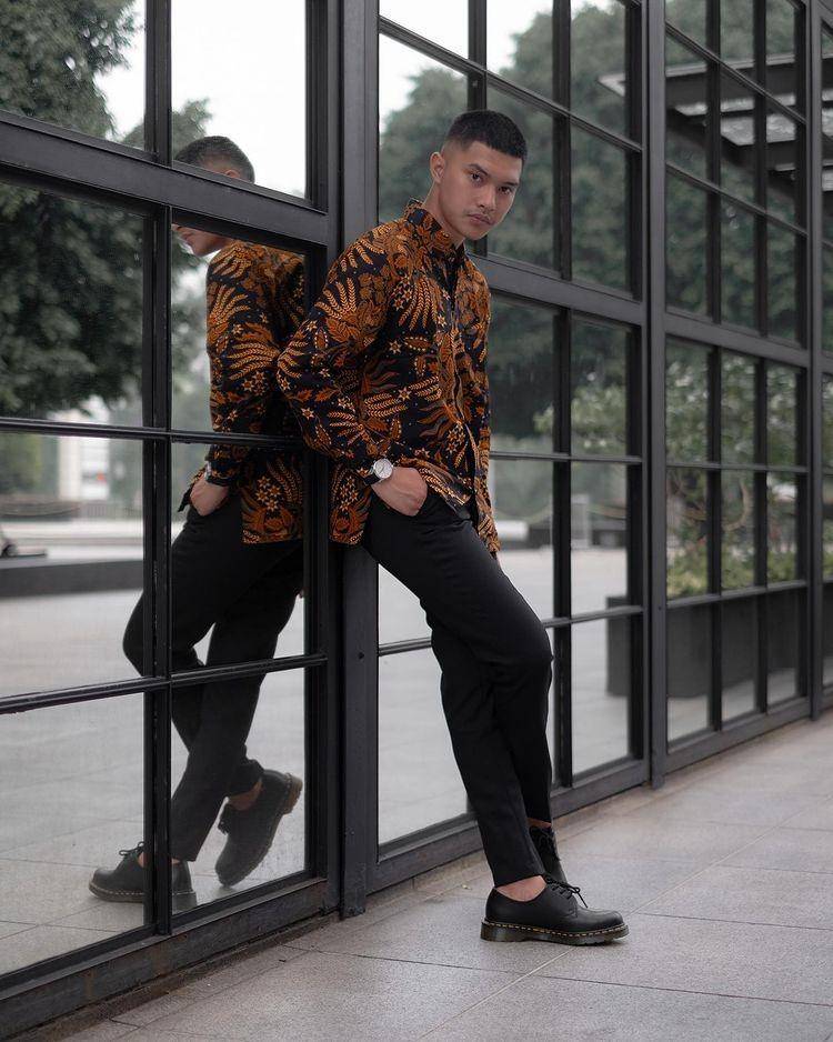 Pria memakai batik (instagram.com/froyemul)