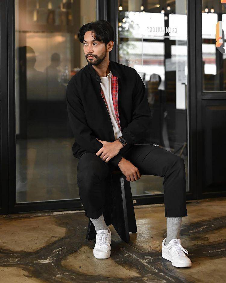 Pria memakai sneakers (instagram.com/brodis)