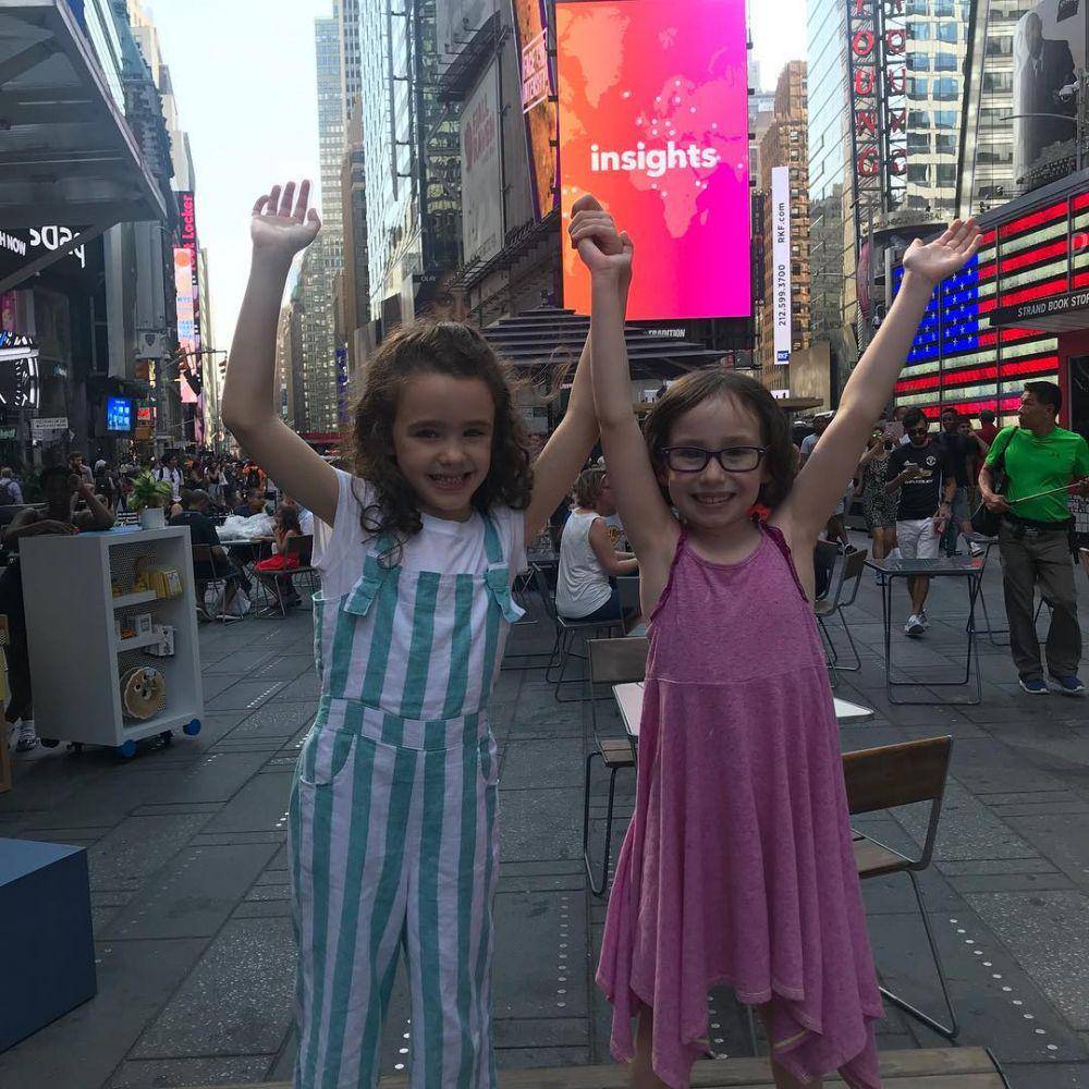 Clara Stack dan saudara kandungnya Maggie Stack (instagram.com/clara_stack_nyc)