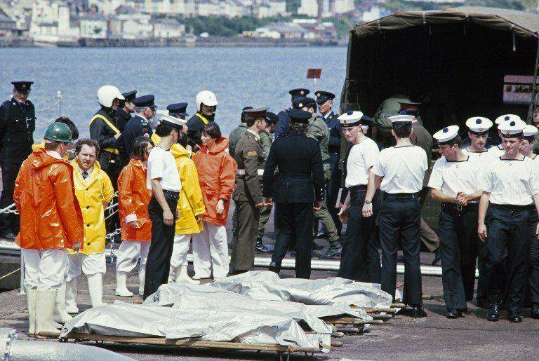 Pelaut Inggris menurunkan jenazah dari Air India Flight 182 yang jatuh di lepas pantai Irlandia pada 23 Juni 1985. (scoopwhoop.com/AFP File)