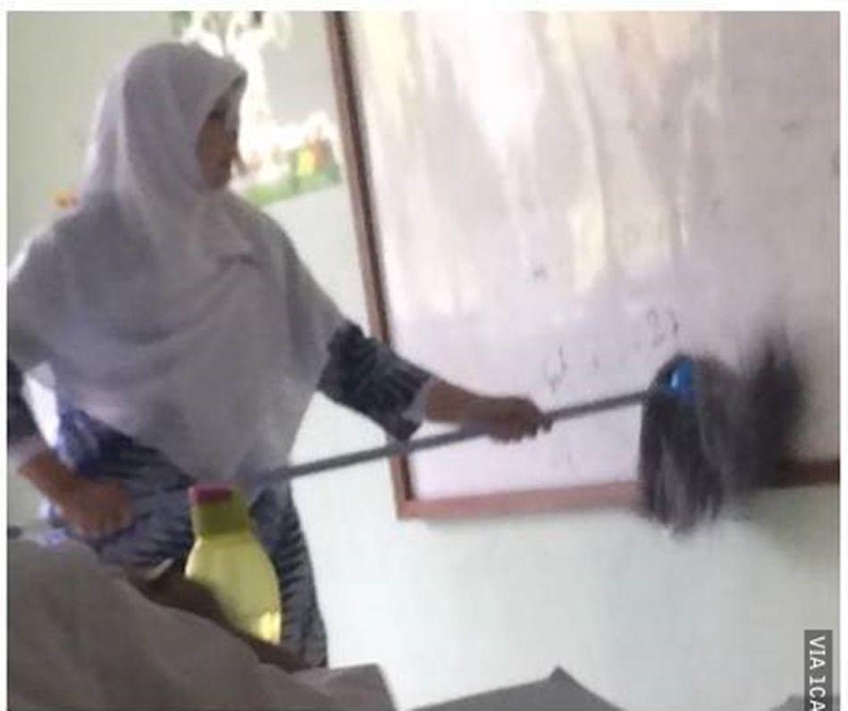 guru nulis di papan tulis (1cak.com)