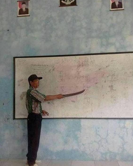 guru nulis di papan tulis (instagram.com/wkwkland_real)