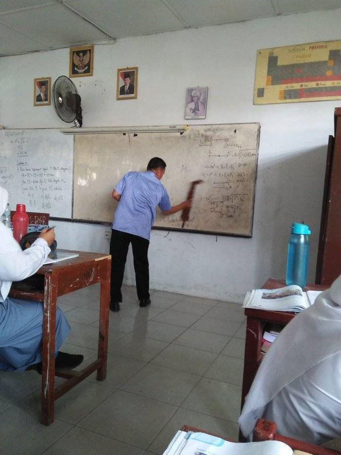 guru nulis di papan tulis (instagram.com/wkwkland_real)