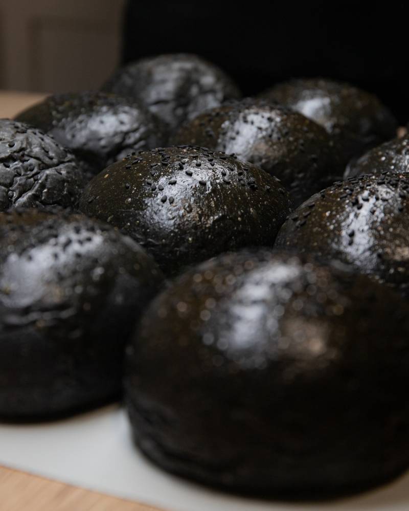 ilustrasi adonan black burger bun (unsplash.com/Amanda Lim)