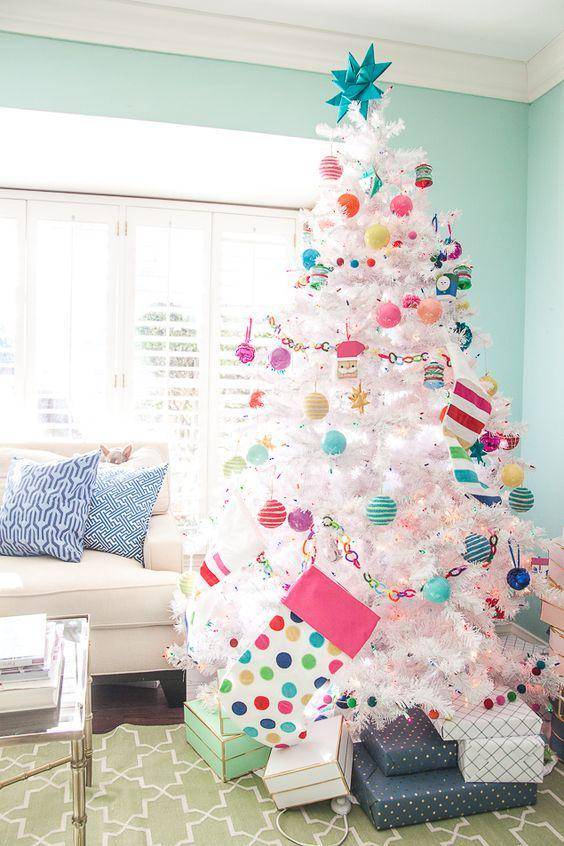 ilustrasi colorful christmas tree (womanandhome.com)