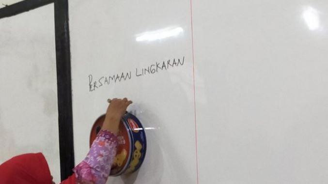 guru nulis di papan tulis (twitter.com/txtdaripelajar)