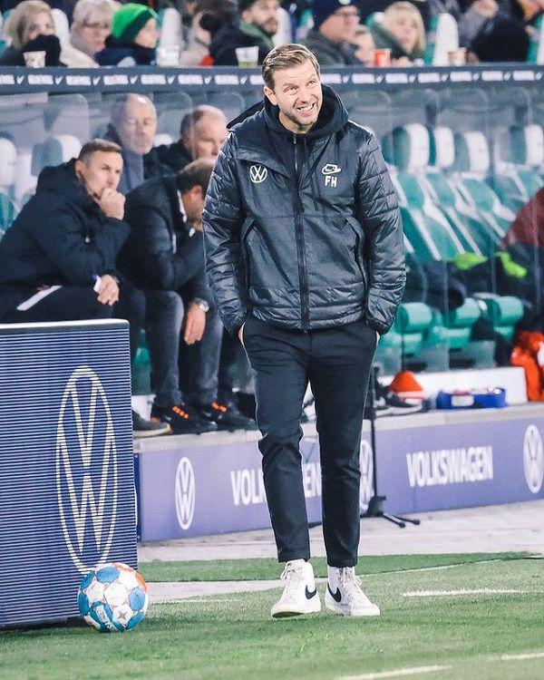 Pelatih Wolfsburg, Florian Kohfeldt, saat berada di pinggir lapangan memantau permainan anak asuhnya. (instagram.com/vfl.wolfsburg)