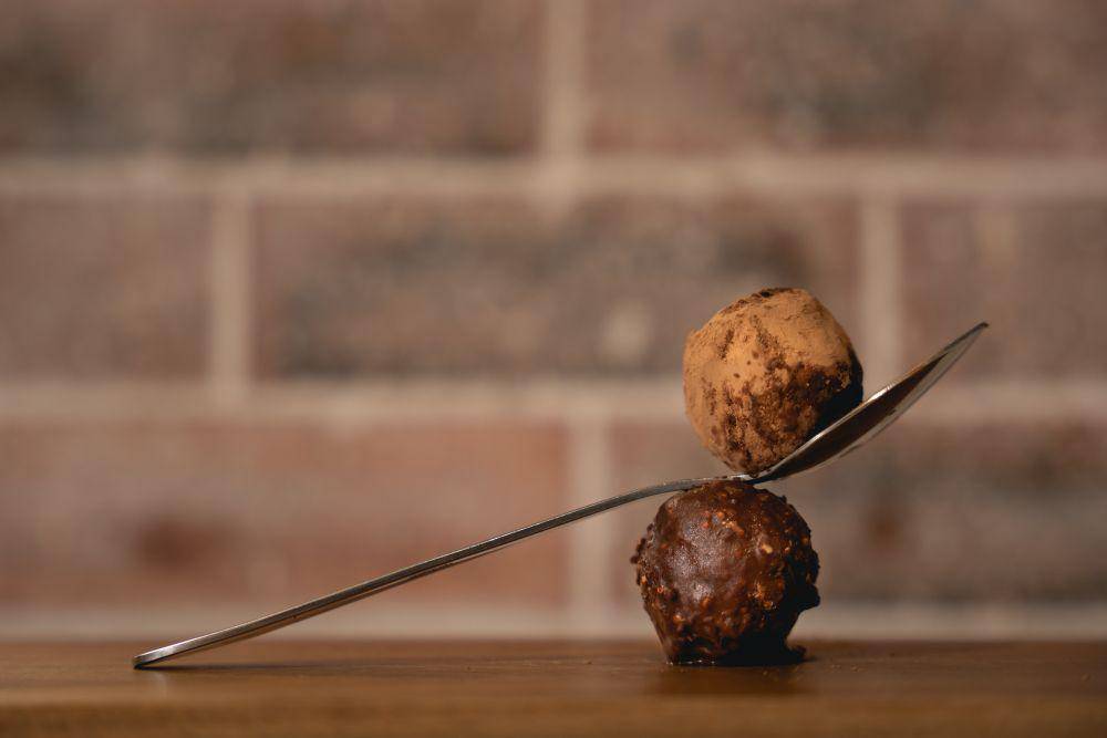 ilustrasi peanut butter maca truffle (unsplash.com/Brent Ninaber)