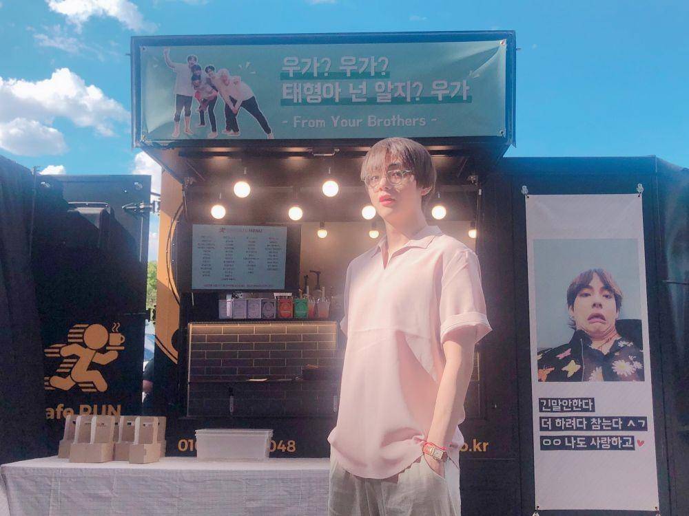 V BTS (twitter.com/BTS_twt)