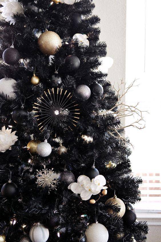 ilustrasi black christmas tree (womanandhome.com)
