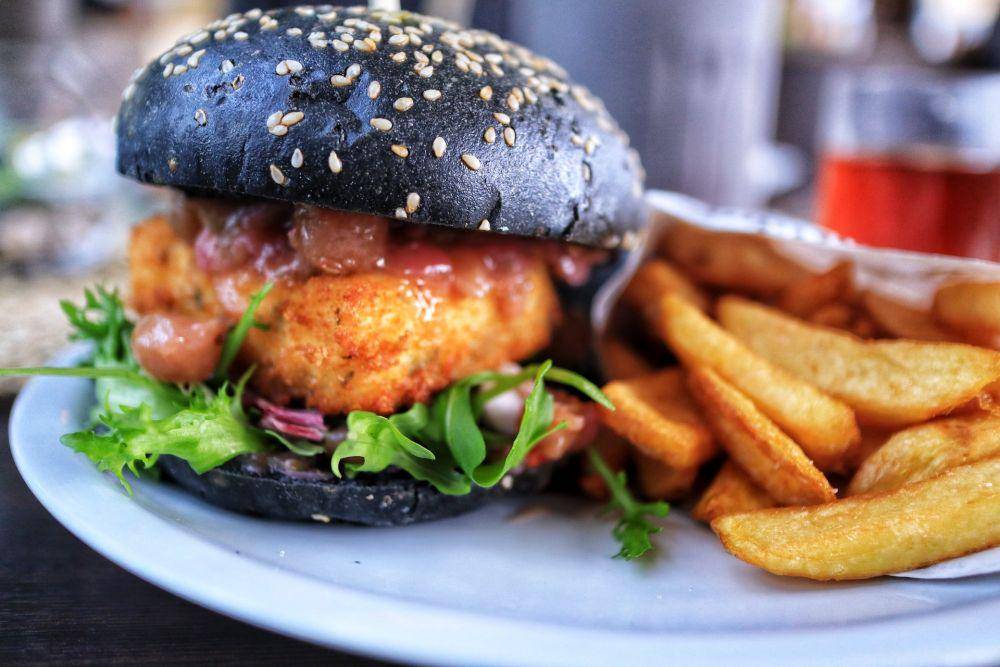 ilustrasi black burger bun (unsplash.com/Elisabeth)