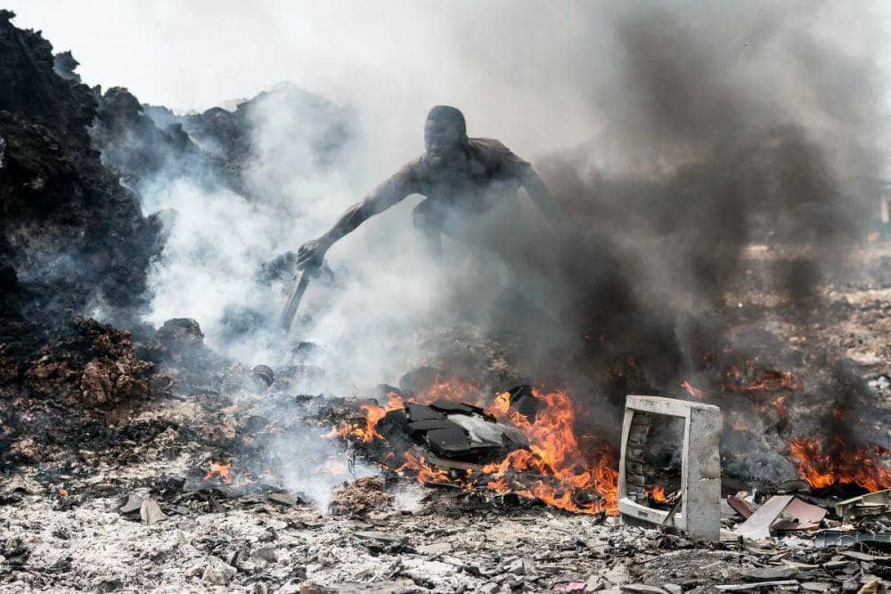 ilustrasi bakar sampah (theconversation.com)