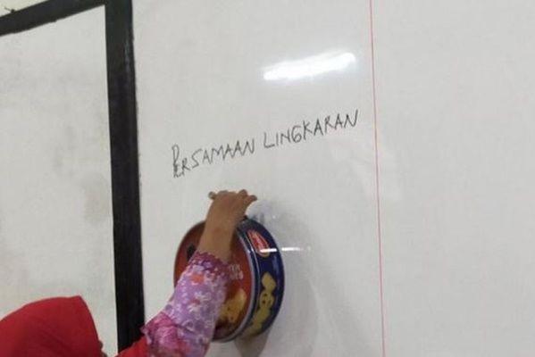 guru nulis di papan tulis (twitter.com/txtdaripelajar)