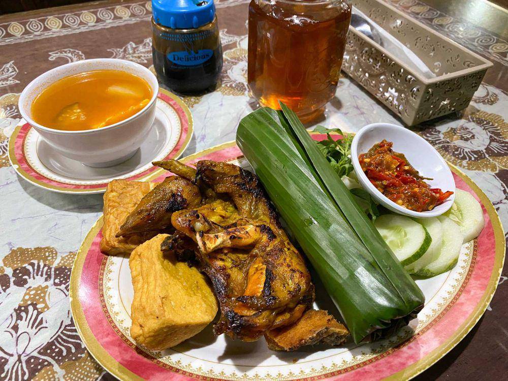 Ayam Bakar Pak Atok (twitter.com/ariemohr)