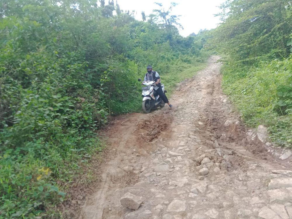 Guru di Pelosok Purwakarta Berjuang Lewati Jalan Rusak Demi Mengajar