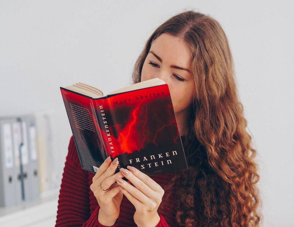 ilustrasi membaca buku (unsplash.com/Laura Chouette)