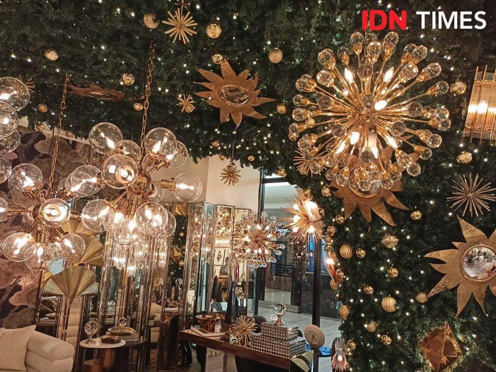 Instalasi "Lights of Hope" yang dibuat oleh Eichholtz. 24 November 2021. (IDN Times/M. Tarmizi Murdianto)
