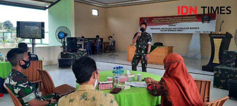 Danramil Penajam, Kapten Inf Martinus Aluy saat memberikan materi wawasan kebangsaan dalam rangka menyambut IKN (IDN Times/Ervan)