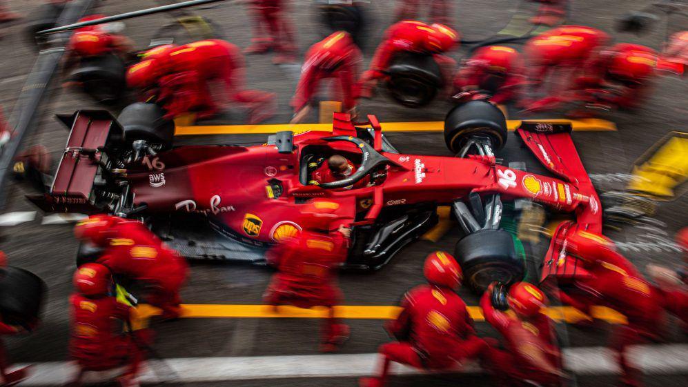 Kru Ferrari berlatih simulasi pit stop. (formula1.com)