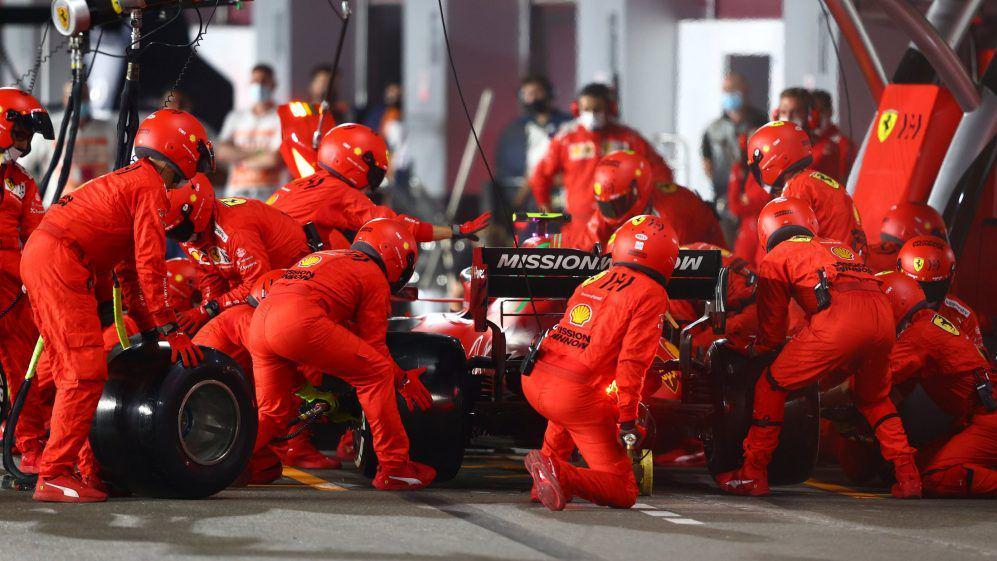 Kru Ferrari melakukan pergantian ban pada GP Qatar. (formula1.com)