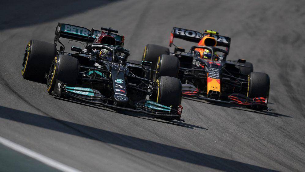 Lewis Hamilton dan Max Verstappen balapan pada GP Brasil. (formula1.com)