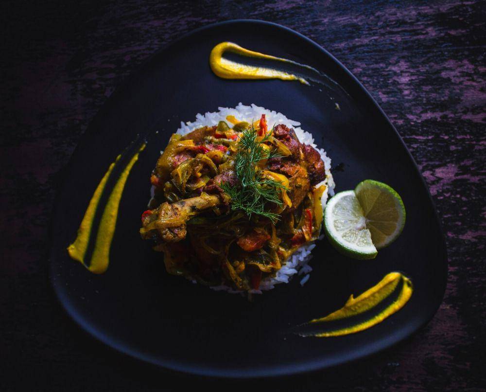 ilustrasi ayam kukus cabe rawit (unsplash.com/Louis Hansel)