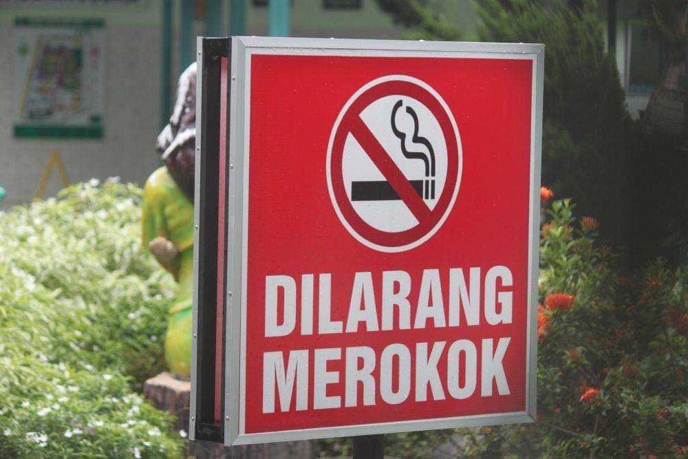 Papan dilarang merokok (unsplash.com/Mufid Majnun)