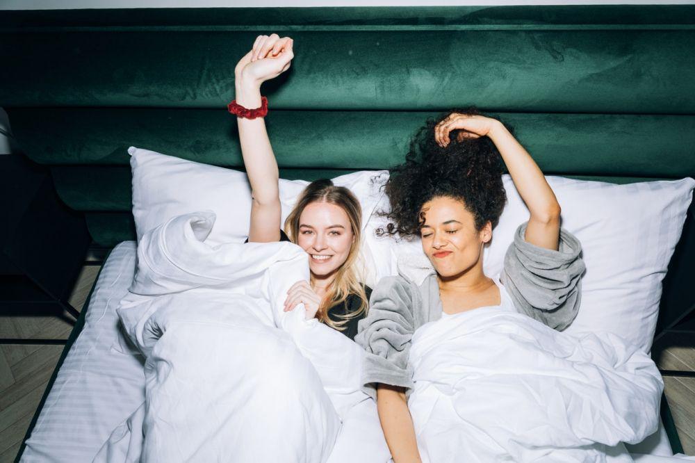 Tinggal bersama teman [Pexels.com/KoolShooters]