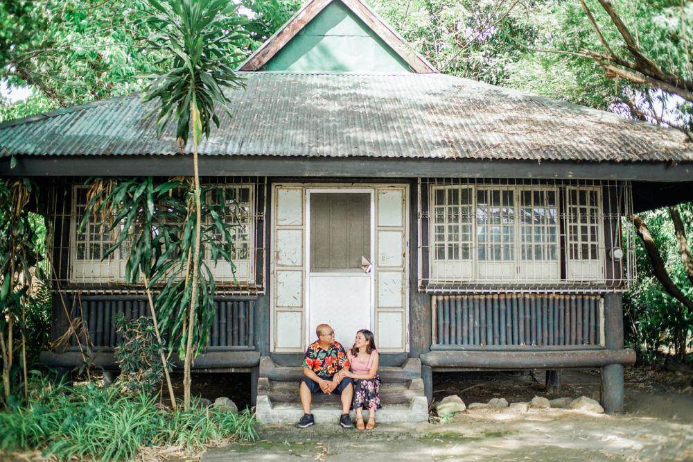 ilustrasi pasangan di depan rumah (pexels.com/Marco Irodistan)