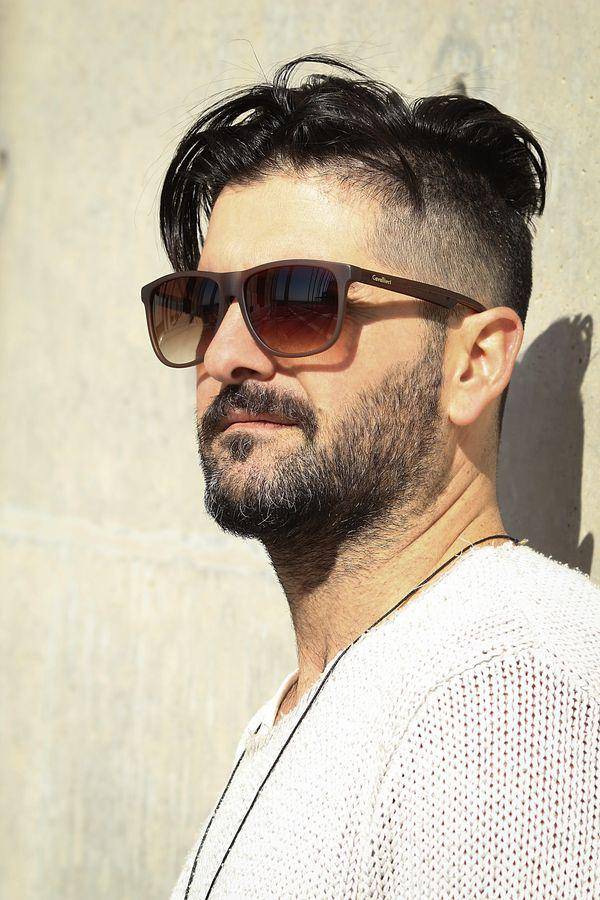 Ilustrasi gaya rambut side swept undercut (unsplash/Apostolos Vamvouras)