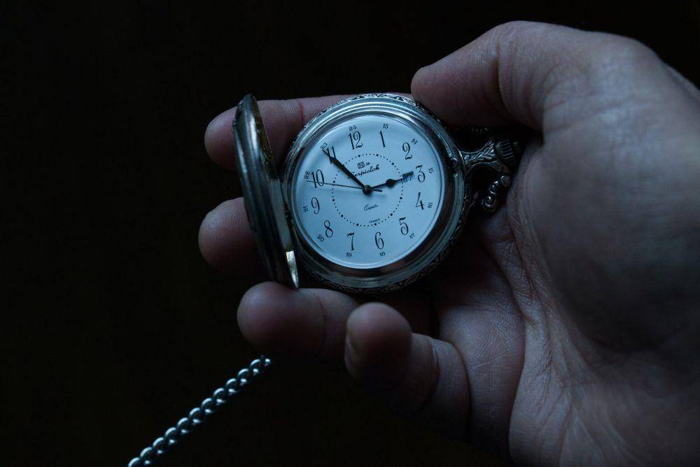 foto jam menunjukkan pukul tiga (unsplash.com/bamin)