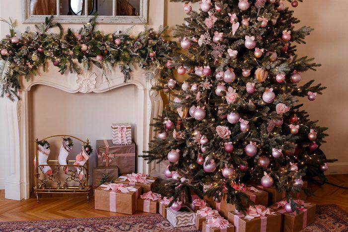 ilustrasi pohon natal pink (rd.com)
