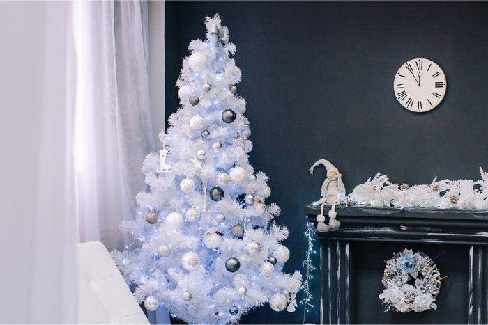 ilustrasi white christmas tree (rd.com)