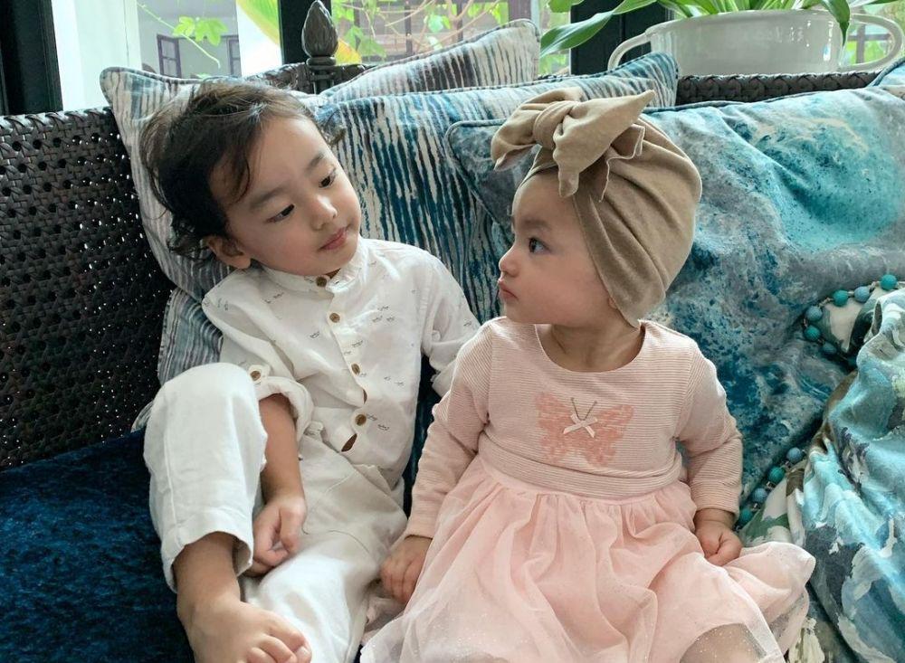 9 Potret Menggemaskan Zayn dan Amilie, Kedua Anak Whulandary Herman