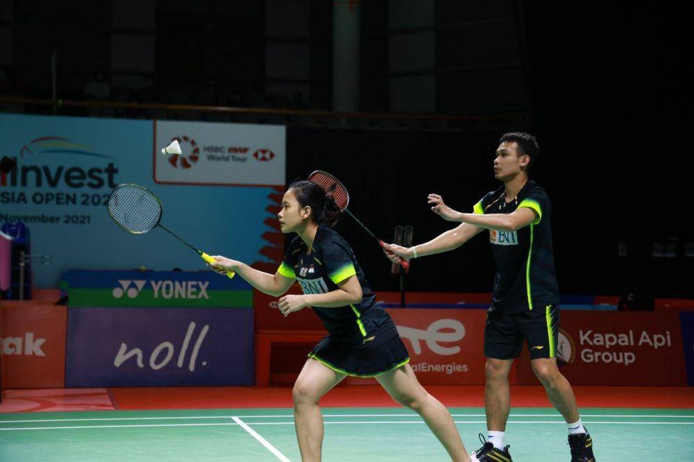 Ganda campuran Rinov Rivaldy/Pitha Haningtyas Mentari di Indonesia Open 2021. (dok. Humas PP PBSI Indonesia)